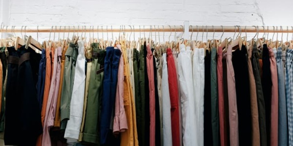 Scatole per vestiti: cosa sono e perché sono l'ideale per l'abbigliamento