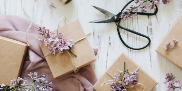 Come creare facilmente un sacchetto elegante con della semplice carta regalo